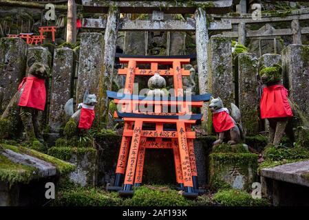 April, 12. 2019: Angebote der rote Torii Tore und Fox Skulpturen Fushimi-Inari. Kyoto, Japan Stockfoto