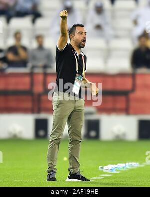 Doha, Katar. 11 Dez, 2019. Al-Sadd's Sports Club Head Coach Javier Hernandez gibt Anweisungen während der FIFA Club Weltmeisterschaft Katar 2019 erste Runde zwischen Katar Al-Sadd SC und New Caledonia Hienghene Sport an der Jassim Bin Hamad Stadion in Doha, Hauptstadt von Katar, Dez. 11, 2019. Credit: Nikku/Xinhua/Alamy leben Nachrichten Stockfoto