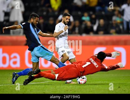 Doha, Katar. 11 Dez, 2019. Al Haydos (C) der Al-Sadd Sports Club mias Für den Ball mit Emile Bearune (L) und Rocky Nyikeine (R) von Hienghene Sport während der FIFA Club Weltmeisterschaft Katar 2019 erste Runde am Jassim Bin Hamad Stadion in Doha, Hauptstadt von Katar, Dez. 11, 2019. Credit: Nikku/Xinhua/Alamy leben Nachrichten Stockfoto