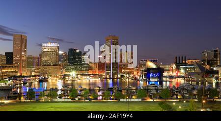 Blick auf die Baltimore Inner Harbor und die Skyline in der Dämmerung vom Federal Hill, USA Stockfoto