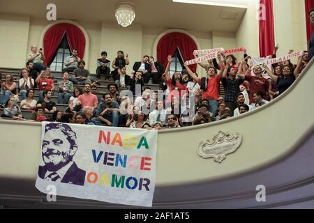 Sao Paulo, Brasilien. 11 Dez, 2019. Die Schüler beteiligen sich an der Vorstellung des Buches "Lre&amp;#39;, durch Rechtsanwälte Cristiano und Waleska Zanin Martins, im Auditorium der Juristischen Fakultät der USP, in o São Fra Francisco, zentrale São Paulo, am Mittwoch Abend (11). Nahm ebenfalls an der Veranstaltung Politiker und Juristen. (Foto: Bruno Rocha/Fotoarena) Credit: Foto Arena LTDA/Alamy leben Nachrichten Stockfoto