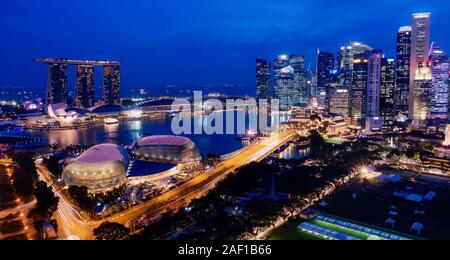 Singapurs Skyline der Innenstadt, dem Geschäftsviertel und dem Hafen, mit Gebäuden und Straßen beleuchtet. Foto aus dem 35. Stock. Stockfoto