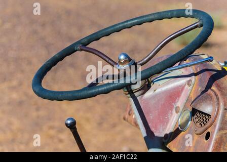 Großes verlassenes und historisches Traktorlenkrad, Schalthebel und Patina-Armaturentafel am Old Highfield Station, Longreach, Australien. Stockfoto