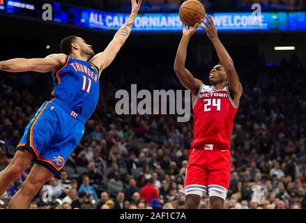 Sacramento, CA, USA. 11 Dez, 2019. Sacramento Kings guard Buddy Abschirmung (24) schießt ein Zeiger drei über Oklahoma City Thunder vorwärts Abdel Nader (11) während eines Spiels im Golden 1 Mitte am Mittwoch, Dezember 11, 2019 in Sacramento. Credit: Paul Kitagaki jr./ZUMA Draht/Alamy leben Nachrichten Stockfoto