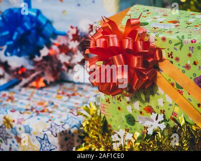 Bunte Geschenkbox Hintergrund. Süße vorhanden Boxen mit bunten Schleifen und Bänder in Frohes Neues Jahr Partei. Stockfoto