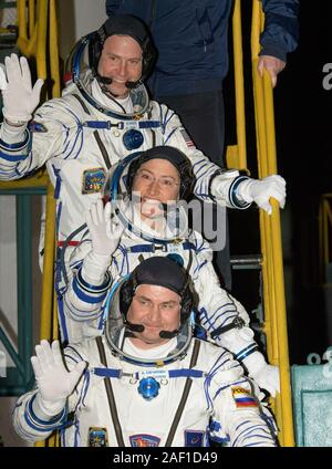 Baikonur, Kasachstan. 12 Dez, 2019. Expedition 59 Crewmitglieder Nick Haag der NASA, top, Christina Koch der NASA, Mitte, und Alexey Ovchinin von roskosmos Wave Abschied vor dem Boarding die Sojus MS-12 Raumschiff starten, am 14. März 2019, auf dem Kosmodrom Baikonur in Kasachstan. Haag, Koch, und Ovchinin wird sechs verbringen-und-ein-halb Monate Leben und Arbeiten an Bord der Internationalen Raumstation. NASA Foto von Bill Ingalls/UPI Quelle: UPI/Alamy leben Nachrichten Stockfoto