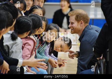 Tokio, Japan. 12 Dez, 2019. Prinz Harry, SEINE KÖNIGLICHE HOHEIT, Herzog von Sussex, Gespräche mit Studenten während der Boccia Training im Para-Arena in Tokio, Japan, am Samstag, 2. November 2019. Auf einer Reise in die Krieger Spiele in den USA im Jahr 2013, Seiner Königlichen Hoheit, dem Herzog von Sussex sah aus erster Hand, wie die Kraft des Sports physisch helfen können, psychisch und sozial die Leiden von Verletzungen und Krankheiten. Er wurde von seinem Besuch inspirieren und schuf das "Invictus Games Foundation' verwenden, um die Macht der Sport Erholung zu inspirieren, Rehabilitation im Jahr 2014. Foto von Mori Keizo/UPI Quelle: UPI/Alamy leben Nachrichten Stockfoto