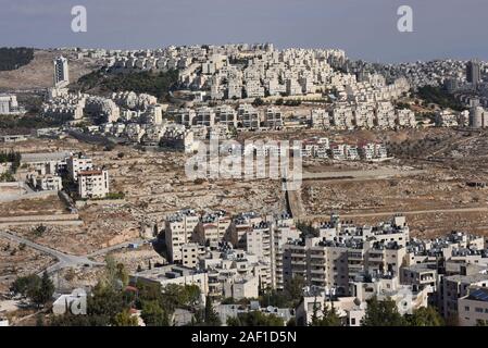 Bethlehem, West Bank. 12 Dez, 2019. Die israelische Siedlung Har Homa ist auf einem Hügel mit Blick auf den palästinensischen Häusern im Vordergrund, der in Betlehem, West Bank, Dezember 3, 2019 gesehen. Palästinensische Beamte sagen, daß die biblische Stadt Bethlehem durch die Expansion der israelischen Siedlungen, die die palästinensischen Gebiete jüdischen Häuser im Westjordanland zu bauen erstickt wird. Foto von Debbie Hill/UPI Quelle: UPI/Alamy leben Nachrichten Stockfoto