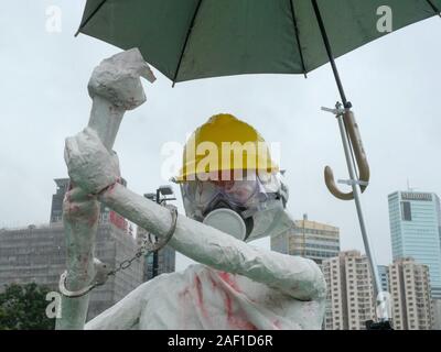 Hongkong, China. 12 Dez, 2019. Eine Statue, die so modelliert wurde nach einem vom Platz des Himmlischen Friedens 1989 Proteste ist eine Anti-regierung Rallye in Hong Kongs Victoria Park am 18. August 2019. Veranstalter geschätzten 1,7 Millionen Menschen, die für die Demonstration. Foto von Thomas Maresca/UPI Quelle: UPI/Alamy leben Nachrichten Stockfoto