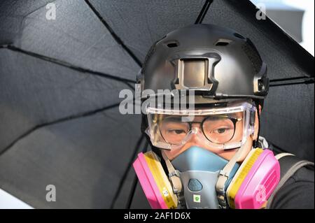 Hongkong, China. 12 Dez, 2019. Eine Demonstrantin läuft von Tränengas durch die Polizei während einer Kundgebung in Hongkong am 1. Oktober 2019 gefeuert. Foto von Thomas Maresca/UPI Quelle: UPI/Alamy leben Nachrichten Stockfoto