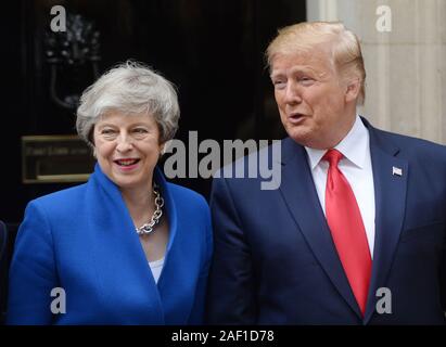 London, Großbritannien. 12 Dez, 2019. Präsidenten der Vereinigten Staaten Donald Trump trifft sich mit dem britischen Premierminister Theresa May an Nr. 10 Downing Street während des Trump Staatsbesuch in London am 4. Juni 2019. Foto von Rune Hellestad/UPI Quelle: UPI/Alamy leben Nachrichten Stockfoto