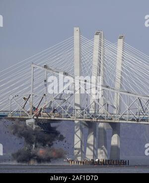 Irvington, United States. 12 Dez, 2019. Das neue Mario M. Cuomo Brücke steht hinter einem Abschnitt der ersetzt Tappan Zee Bridge, wo eine kontrollierte Explosion die Spannweite in den Hudson River in Irvington, New York sendet, am 15. Januar 2019. Einer der beiden verbleibenden Teile der alten Tappan Zee Bridge über den Hudson River war unten mit kontrollierter Explosionen am Dienstag Morgen. Foto von John angelillo/UPI Quelle: UPI/Alamy leben Nachrichten Stockfoto