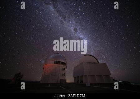 La Serena, Chile. 12 Dez, 2019. Die Milchstraße steigt über den Cerro Tololo Observatorium in der Nähe von La Serena, Chile am Montag, 1. Juli 2019. Das Observatorium wird betrieben von der Vereinigung der Universitäten für Forschung in der Astronomie (AURA). Foto von Joe Marino/UPI Quelle: UPI/Alamy leben Nachrichten Stockfoto