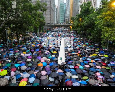 Hongkong, China. 12 Dez, 2019. Eine riesige Menge von Demonstranten unter Regenschirmen lassen eine anti-government Rally in Hong Kongs Victoria Park am 18. August 2019. Veranstalter geschätzten 1,7 Millionen Menschen, die für die Demonstration. Foto von Thomas Maresca/UPI Quelle: UPI/Alamy leben Nachrichten Stockfoto