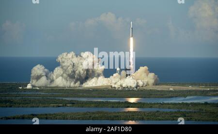 Kennedy Space Center, United States. 12 Dez, 2019. Eine SpaceX Falcon 9 Heavy Rakete startet um 6:35 Uhr von Komplexen 39A am Kennedy Space Center, Florida, das am 11. April 2019. Dies ist der erste kommerzielle Start der "Schwere", die Stärkung der Arabsat 6 Satelliten ist. Die Sonde wird Ku- und Ka-Band service im Nahen Osten und in Afrika. Foto von Joe Marino-Bill Cantrell/UPI Quelle: UPI/Alamy leben Nachrichten Stockfoto