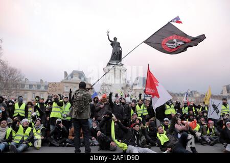 Paris, Frankreich. 12 Dez, 2019. Gelbe Weste Demonstranten protestieren Unter der Statue von Marianne, dem Symbol der Französischen Republik, in Paris, am 2. Februar 2019. Die Demonstranten auf den Straßen der Hauptstadt und anderen wichtigen Städten Frankreichs Polizei Gewalt bei Demonstrationen gegen die Regierung zu verurteilen. Foto von Eco Clement/UPI Quelle: UPI/Alamy leben Nachrichten Stockfoto