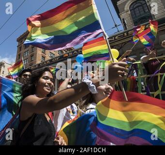 San Francisco, USA. 12 Dez, 2019. Die Teilnehmer entlang der Market Street in der jährlichen LGBTQ Pride Parade in San Francisco am Sonntag, 30. Juni 2019. Hunderttausende zeigte sich stolz zu feiern. Foto von Terry Schmitt/UPI Quelle: UPI/Alamy leben Nachrichten Stockfoto