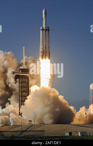 Kennedy Space Center, United States. 12 Dez, 2019. Eine SpaceX Falcon 9 Heavy Rakete startet um 6:35 Uhr von Komplexen 39A am Kennedy Space Center, Florida, das am 11. April 2019. Dies ist der erste kommerzielle Start der "Schwere", die Stärkung der Arabsat 6 Satelliten ist. Die Sonde wird Ku- und Ka-Band service im Nahen Osten und in Afrika. Foto von Joe Marino-Bill Cantrell/UPI Quelle: UPI/Alamy leben Nachrichten Stockfoto