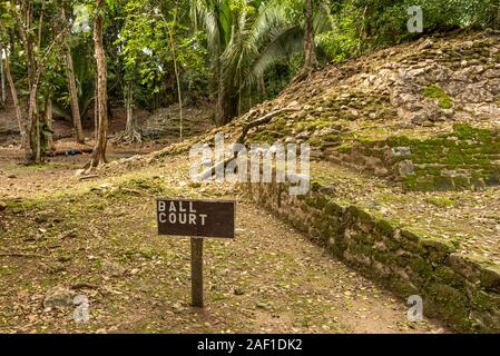 Orange Walk, Belize - November, 16, 2019. Ball Court in Lamanai archäologische Reserve, wo Maya Leute eine Maya Ball Spiel gespielt. Stockfoto