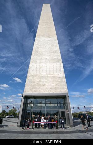 Washington, United States. 12 Dez, 2019. First Lady Melania Trump verbunden durch Innere Abteilung Beamte, und viertens - Schüler aus Amidon-Bowen Volksschule schneiden Sie ein Band das Washington Monument in Washington, DC am Donnerstag wieder zu öffnen, 19. September 2019. Das Denkmal wurde auf und weg für Renovierungen und Reparaturen folgende Schäden durch das Erdbeben 2011 geschlossen. Foto von Kevin Dietsch/UPI Quelle: UPI/Alamy leben Nachrichten Stockfoto