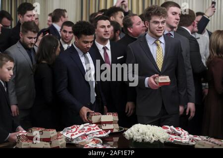 Washington, United States. 12 Dez, 2019. McDonald's und Küken-fil-ein Essen wird serviert als Präsident Donald Trump begrüßt die Abteilung 2018 I FCS Nationale Champions: die North Dakota State Bison im Speisesaal des Weißen Hauses am März 4, 2019, Washington, DC Foto von Oliver Contreras/UPI Quelle: UPI/Alamy leben Nachrichten Stockfoto