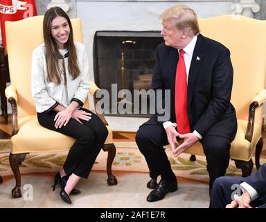 Washington, United States. 12 Dez, 2019. Präsident Donald Trump hört als Fabiana Rosales, Frau der venezolanischen Opposition leader Juan Guaido, im Oval Office des Weißen Hauses in Washington, DC spricht, am 27. März 2019. Guiado ist als der Präsident der Vereinigten Staaten anerkannt, und Trump sagte, Russland sollte aufhören Unterstützung Nicolas Maduro als Präsident von Venezuela. Foto von Pat Benic/UPI Quelle: UPI/Alamy leben Nachrichten Stockfoto