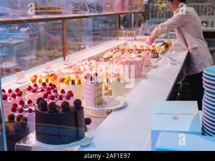 Blick durch das peggy Porschen Kuchengeschäft Fenster im Dezember. Kings Road, Chelsea, London, England Stockfoto