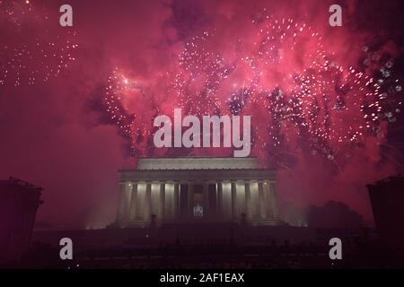 Washington, United States. 12 Dez, 2019. Feuerwerk explodieren über das Lincoln Memorial folgenden's Präsident Trump alute nach Amerika "Independence Day Veranstaltung zu Ehren des Militärischen, am 4. Juli 2019, Washington, DC Foto von Kevin Dietsch/UPI Quelle: UPI/Alamy leben Nachrichten Stockfoto