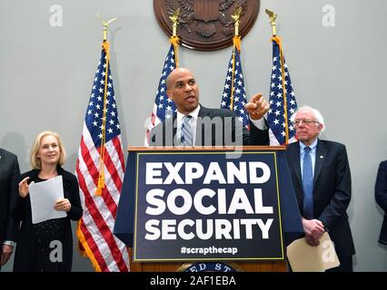 Washington, United States. 12 Dez, 2019. Sen Cory Booker, D-NJ, spricht auf einer Pressekonferenz am neuen Rechtsvorschriften zu den Leistungen der sozialen Sicherheit zu erweitern und die Beseitigung der sozialen Sicherheit Steuer Kappe auf dem Capitol Hill in Washington, DC, am 13. Februar 2019. Foto von Kevin Dietsch/UPI Quelle: UPI/Alamy leben Nachrichten Stockfoto