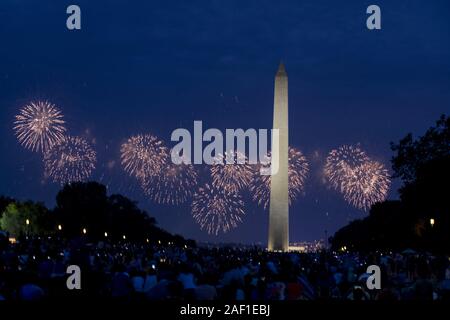 Washington, United States. 12 Dez, 2019. Feuerwerk explodieren über die National Mall am Unabhängigkeitstag in Washington DC am 4. Juli 2019. Foto von Anna Moneymaker/UPI Quelle: UPI/Alamy leben Nachrichten Stockfoto