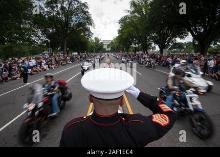 Washington, United States. 12 Dez, 2019. Pensionierte USMC SSGT Tim Kammern begrüßt als Motorradfahrer während der Rolling Thunder, die jährliche Memorial Day Wochenende Motorrad Rallye für Veteranen, der Kriegsgefangenen und der Service Mitglieder, die Hunderte von Tausenden von Teilnehmern, in Washington, DC, am 26. Mai 2019. Die Organisatoren der Veranstaltung angekündigt, dass dies der letzte Rolling Thunder sein würde; jedoch, Präsident Trump getwittert heute früh, dass die Rallye im nächsten Jahr wieder. Foto von Kevin Dietsch/UPI Quelle: UPI/Alamy leben Nachrichten Stockfoto