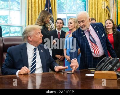 Washington, United States. 12 Dez, 2019. Präsident Donald Trump spricht mit Apollo 11 Astronaut Buzz Aldrin als trifft er sich mit Aldrin und Kollegen Apollo 11 Astronaut Michael Collins, und Familie Mitglieder der späten Neil Armstrong, im Oval Office des Weißen Hauses in Washington, DC, am 19. Juli 2019. Morgen ist der 50. Jahrestag der Einführung der Apollo 11 Mission, die ersten Menschen auf dem Mond gelandet. Foto von Kevin Dietsch/UPI Quelle: UPI/Alamy leben Nachrichten Stockfoto