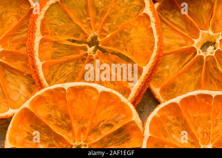 Getrocknete Orangenscheiben Hintergrund. Haufen, Stapel der Sonne getrocknet knusprig orangaes. Gesunde Mahlzeit Snack Stockfoto