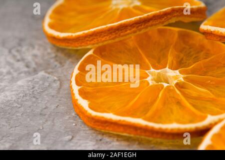 Getrocknete Orangenscheiben (Chips). Haufen, Stapel der Sonne getrocknet knusprig Orangen. Gesunde Mahlzeit Snack Stockfoto