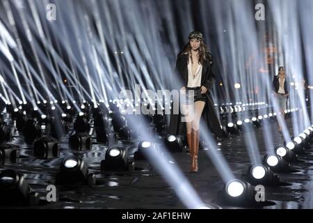 Paris, Frankreich. 12 Dez, 2019. Ein Modell auf dem Laufsteg während Saint Laurent's Show als Teil der Präsentation der Frühjahr-sommer 2020 Ready-to-Sammlungen tragen während der Pariser Modewoche in Paris am Dienstag, 24. September 2019. Foto von Eco Clement/UPI Quelle: UPI/Alamy leben Nachrichten Stockfoto