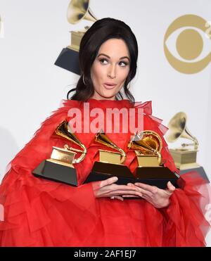 Los Angeles, USA. 12 Dez, 2019. Kacey Musgraves backstage mit ihren Auszeichnungen für beste Land Solo Performance für "Schmetterlinge" angezeigt wird, "Best Country Song für 'Space Cowboy, "beste Country Album für "Golden Hour", und Album des Jahres für "Golden Hour", während die 61. jährlichen Grammy Awards im Staples Center in Los Angeles am 10. Februar 2019. Foto von Gregg DeGuire/UPI Quelle: UPI/Alamy leben Nachrichten Stockfoto