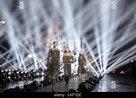 Paris, Frankreich. 12 Dez, 2019. Ein Modell auf dem Laufsteg während Saint Laurent's Show als Teil der Präsentation der Frühjahr-sommer 2020 Ready-to-Sammlungen tragen während der Pariser Modewoche in Paris am 24. September 2019. Foto von Eco Clement/UPI Quelle: UPI/Alamy leben Nachrichten Stockfoto