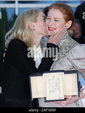 Cannes, Frankreich. 12 Dez, 2019. Schauspielerin Emily Beecham (R) bekommt einen Kuss von regisseurin Jessica Hausner am award Fotoshooting nach dem Erhalt der "Beste Schauspielerin" Auszeichnung für den Film "Little Joe", die im Rahmen der 72. jährliche Internationale Filmfestspiele von Cannes in Cannes, Frankreich am 25. Mai 2019. Foto von David Silpa/UPI Quelle: UPI/Alamy leben Nachrichten Stockfoto