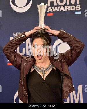 Las Vegas, USA. 12 Dez, 2019. Ashley McBryde, Sieger der Auszeichnung für neue weibliche Künstlerin des Jahres, erscheint hinter der Bühne auf der 54. jährlichen Academy der Country Music Awards im MGM Grand Garden Arena in Las Vegas, Nevada am 7. April 2019 statt. Foto von Jim Ruymen/UPI Quelle: UPI/Alamy leben Nachrichten Stockfoto