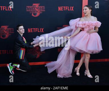 Los Angeles, USA. 12 Dez, 2019. Darsteller Noah Schnapp (L) und Millie Bobby Brown Besuchen die Premiere der Sci-Fi-TV-Serie horror tranger Dinge 3' in Santa Monica High School in Santa Monica, Kalifornien, am Freitag, den 28. Juni 2019. Foto von Jim Ruymen/UPI Quelle: UPI/Alamy leben Nachrichten Stockfoto