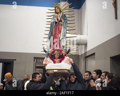 Des Moines, Iowa, USA. 11 Dez, 2019. Männer tragen die Statue der Jungfrau von Guadalupe während der Jungfrau von Guadalupe Feier zu Unserer Lieben Frau von der Nord- und der katholischen Kirche in Des Moines. Jungfrau von Guadalupe Tag ist einer der wichtigsten heiligen Tage in mexikanischen Katholizismus. Es Markierungen, Dez. 12, 1531, der Tag, Juan Diego, der indigenen mexikanischen Bauern, sah eine Erscheinung der Jungfrau Maria auf einem kahlen Hügel in Mexiko Stadt. Eine Basilika wurde auf dem Gelände gebaut. Jungfrau von Guadalupe Tag ist in ganz Mexiko und auch in der mexikanischen Gemeinschaften in den Vereinigten Staaten gefeiert. (Bild: © Jack Stockfoto