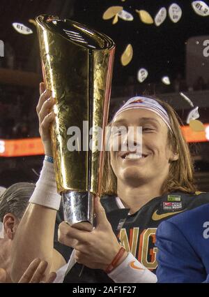 Santa Clara, USA. 12 Dez, 2019. Clemson quarterback Trevor Lawrence halten Sie die Dr. Pepper nationale Meisterschaft Trophäe nach Clemson Alabama44-16-im College Football Endspiel nationale Meisterschaft bei Levi's Stadion besiegte am 7. Januar 2019 in Santa Clara, Kalifornien. Foto: Ken Levine/UPI Quelle: UPI/Alamy leben Nachrichten Stockfoto