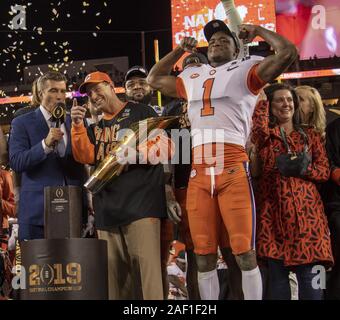 Santa Clara, USA. 12 Dez, 2019. Clemson Tiger Hauptfußballtrainer Dabo Swinney hält die Dr. Pepper nationale Meisterschaft Trophäe nach Clemson Alabama44-16-im College Football Endspiel nationale Meisterschaft Spiel bei Levi's Stadion besiegte am 7. Januar 2019 in Santa Clara, Kalifornien. ESPN Ansager Rece Davis ist auf der linken Seite, und Clemson Spieler Trevion Thompson (1) befindet sich auf der rechten Seite. Foto: Ken Levine/UPI Quelle: UPI/Alamy leben Nachrichten Stockfoto