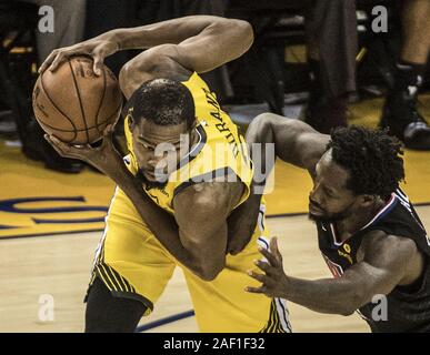 Oakland, USA. 12 Dez, 2019. Golden State Warriors forward Kevin Durant (35) hält den Ball vom LA Clippers guard Patrick Beverley (R) in der zweiten Hälfte des Spiel zwei der NBA Endspiele in der Oracle Arena in Oakland, Kalifornien, am 15. April 2019. Die Scherer schockiert die Krieger mit einem 31 Punkt Comeback zu gewinnen, 135-131. Foto von Terry Schmitt/UPI Quelle: UPI/Alamy leben Nachrichten Stockfoto