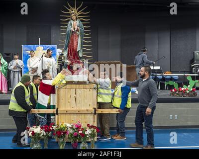 Des Moines, Iowa, USA. 11 Dez, 2019. Männer tragen die Statue der Jungfrau von Guadalupe während der Jungfrau von Guadalupe Feier zu Unserer Lieben Frau von der Nord- und der katholischen Kirche in Des Moines. Jungfrau von Guadalupe Tag ist einer der wichtigsten heiligen Tage in mexikanischen Katholizismus. Es Markierungen, Dez. 12, 1531, der Tag, Juan Diego, der indigenen mexikanischen Bauern, sah eine Erscheinung der Jungfrau Maria auf einem kahlen Hügel in Mexiko Stadt. Eine Basilika wurde auf dem Gelände gebaut. Jungfrau von Guadalupe Tag ist in ganz Mexiko und auch in der mexikanischen Gemeinschaften in den Vereinigten Staaten gefeiert. (Bild: © Jack Stockfoto