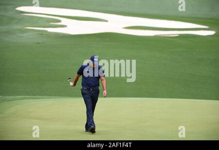 Augusta, Usa. 12 Dez, 2019. Phil Mickelson reagiert auf er einen Schlag auf dem 10 Grün während der zweiten Runde des Masters Tournament im Augusta National Golf Club in Augusta, Georgia, am 12. April 2019. Foto von Kevin Dietsch/UPI Quelle: UPI/Alamy leben Nachrichten Stockfoto