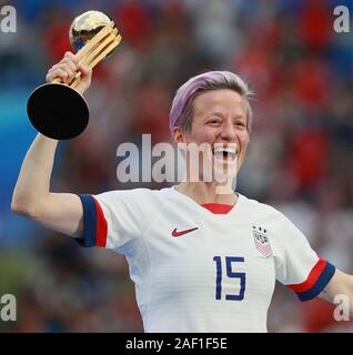 Lyon, Frankreich. 12 Dez, 2019. Megan Rapinoe von Team USA hält den Goldenen Ball Trophäe, nachdem er die FIFA Frauen-WM Finale zwischen den USA und den Niederlanden im Stade de Lyon in Lyon, Frankreich, am 7. Juli 2019. Team USA besiegt die Niederlande durch die Kerbe von 2-0 seine vierte Wm Titel zu erfassen. Foto von David Silpa/UPI Quelle: UPI/Alamy leben Nachrichten Stockfoto