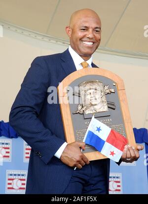 Cooperstown, United States. 12 Dez, 2019. Mariano Rivera hält seine Induktion Plakette nach dem2019 Hall of Fame Induktion Zeremonie an der Clark Sportzentrum in Cooperstown, New York, am Sonntag, den 21. Juli 2019. Harold Baines, Roy Halladay, Edgar Martinez, Mike Mussina, Mariano Rivera, und Lee Smith, die 2019 Klasse und wurden förmlich in die National Baseball Hall of Fame in Cooperstown eingesetzt. Foto von George Napolitano/UPI Quelle: UPI/Alamy leben Nachrichten Stockfoto