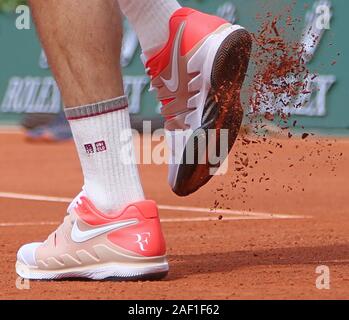 Paris, Frankreich. 12 Dez, 2019. Roger Federer von der Schweiz schlägt einen Schuß während der zweiten seines French Open Männer gegen Oscar Otte von Deutschland in Roland Garros in Paris am 29. Mai 2019. Federer besiegt Otte 6-4, 6-3, 6-4 in die dritte Runde. Foto von David Silpa/UPI Quelle: UPI/Alamy leben Nachrichten Stockfoto