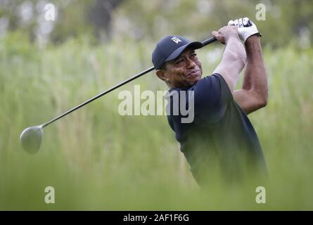 Farmingdale, United States. 12 Dez, 2019. Tiger Woods schlägt seinem T-Stück, das in der 4. Bohrung in der zweiten Runde der PGA Championship am schwarzen Kurs am Bethpage State Park in Farmingdale, New York am 17. Mai 2019. Foto von John angelillo/UPI Quelle: UPI/Alamy leben Nachrichten Stockfoto